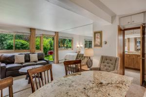 Χώρος καθιστικού στο Laurelwood Condominiums 302 +18 φωτογραφίες