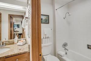Laurelwood Condominiums 302 في سنوماس فيليج: حمام مع مرحاض وحوض استحمام ومغسلة