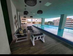 Bazén v ubytování VIP DELUXE SUITE AND TOWER E11 POOL_GYM_SAUNE_WIFE nebo v jeho okolí