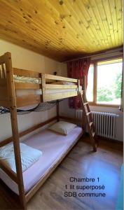 Ένα ή περισσότερα κρεβάτια σε δωμάτιο στο LE CHAMOIS