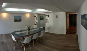 a dining room with a table and chairs at CasaParque Mendoza in Mendoza