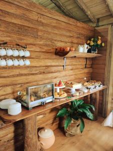 um quarto com uma parede de madeira com uma mesa de comida em Cabana Africana em Imaruí