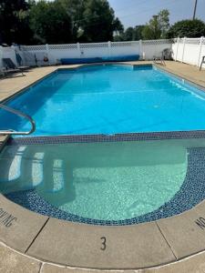 una grande piscina con acqua blu di The Nova Motel a Ludington