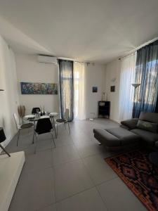 un soggiorno con divano e tavolo di Cinque Terre Luxury Home a La Spezia