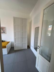 Habitación blanca con armario y puerta en Cinque Terre Luxury Home, en La Spezia