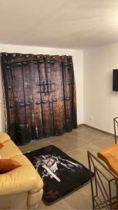een woonkamer met een grote houten deur bij les gites du parc animalier de ginasservis in Ginasservis