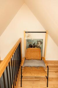 ławka siedząca na schodach na poddaszu w obiekcie Punkt Kościelisko, dom górski 800 m od doliny Kościeliskiej w mieście Kościelisko