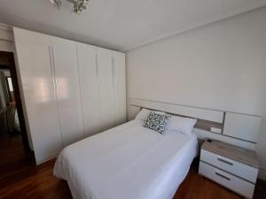 A bed or beds in a room at Oviedo city center - garaje incluido