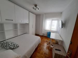A bed or beds in a room at Oviedo city center - garaje incluido