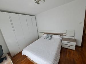 A bed or beds in a room at Oviedo city center - garaje incluido
