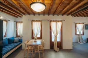 Posezení v ubytování Loukia Apartments