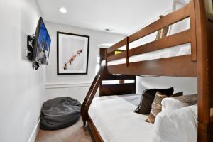 Postel nebo postele na pokoji v ubytování Ski-in/Ski-out, Stunning Top Floor Condo at Park City Base, Professionally Decorated Luxury 3BR