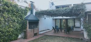 Un patio con una mesa y sillas al lado de un edificio. en CasaParque Mendoza, en Mendoza