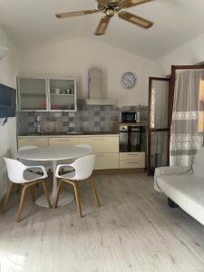 Η κουζίνα ή μικρή κουζίνα στο Casa vacanze a tre minuti a piedi dal mare