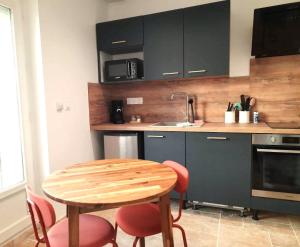 A kitchen or kitchenette at Les studios Tu Elleta