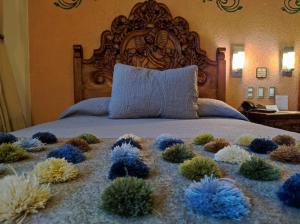 Un pat sau paturi într-o cameră la Hotel Grand Maria