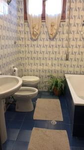 een badkamer met een toilet en een wastafel bij Appartamento Chloe R2396 in Quartu SantʼElena