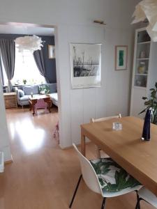 レイキャビクにあるBeautiful apartment in the heart of Reykjavikのリビングルーム(木製テーブル、椅子付)