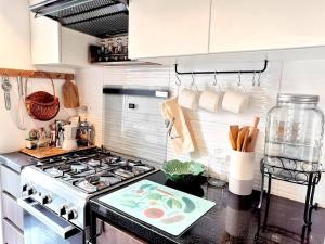 una cucina con piano cottura e piano di lavoro di departamento encantador céntrico con balcon a Lima