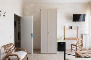 een woonkamer met een schuifdeur bij La dimora di Caboto B&B in Gaeta