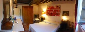 Zimmer mit einem weißen Bett in einem Zimmer in der Unterkunft Podere Pian di Cava in Castelnuovo di Val di Cecina