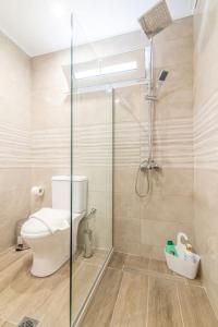 y baño con aseo y ducha acristalada. en Modern & Stylish flat for friends & couples en Heraclión