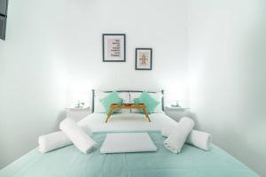 1 dormitorio con 1 cama con almohadas verdes y blancas en Modern & Stylish flat for friends & couples en Heraclión