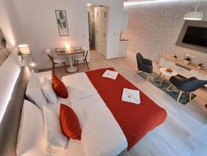 una camera da letto con un grande letto con cuscini rossi e bianchi di Baross40 Apartments a Budapest