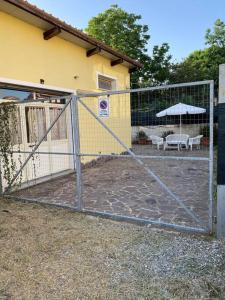 une porte en face d'une maison avec une terrasse dans l'établissement Loft Ricadi da amare a due passi da Tropea con WiFi e barbecue, à Ricadi