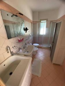 La salle de bains est pourvue d'un lavabo, de toilettes et d'un miroir. dans l'établissement Loft Ricadi da amare a due passi da Tropea con WiFi e barbecue, à Ricadi