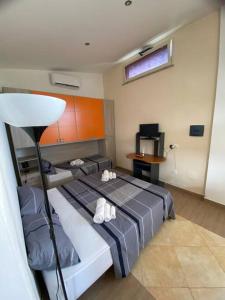 - une chambre d'hôtel avec un lit et une table dans l'établissement Loft Ricadi da amare a due passi da Tropea con WiFi e barbecue, à Ricadi