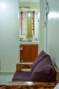 een kamer met een bed, een spiegel en een wastafel bij Lilly Nest Studio in Nairobi