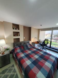 una camera con letto, scrivania e sedia di S33 SUPER MINI DEPA DE LUJO A 10 CAMINANDO DEL ITESM CEM a Città del Messico