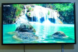 een tv scherm met een waterval en rotsen in het water bij Lilly Nest Studio in Nairobi