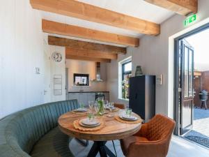 O bucătărie sau chicinetă la Nice holiday home in Callantsoog with wellness