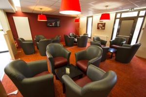 - une salle d'attente avec quelques chaises dans l'établissement Hotel Bollaert, à Lens