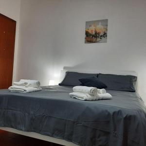 1 Schlafzimmer mit 2 Handtüchern auf einem Bett in der Unterkunft Arena Maroncelli Rooms in Verona