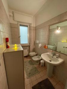 ein Bad mit einem Waschbecken und einem WC in der Unterkunft Arena Maroncelli Rooms in Verona