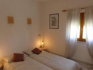 ein Schlafzimmer mit zwei Betten und einem Fenster in der Unterkunft Luminosa villa con vistas al mar en Cala Moraig in Benitatxell + 21 Fotos