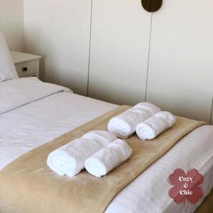 Postel nebo postele na pokoji v ubytování Cozy & Chic