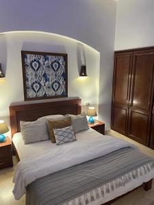 Krevet ili kreveti u jedinici u okviru objekta Sabina 1br apartment Lagoon view with shared pool By BFG Beit Fel Gouna