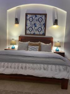 Krevet ili kreveti u jedinici u okviru objekta Sabina 1br apartment Lagoon view with shared pool By BFG Beit Fel Gouna