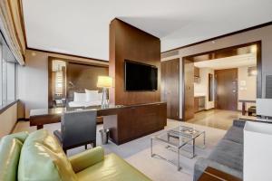 拉斯维加斯Vdara Hotel & Spa的客厅里有一张沙发和一台电视