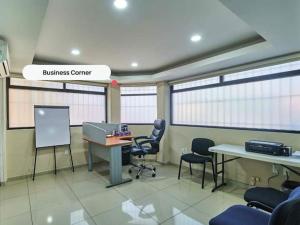 - un bureau avec des chaises et des bureaux ainsi qu'un tableau blanc dans la chambre dans l'établissement S44 EXCELENTE MINI DEPA A 100 MTS CAMINANDO DEL ITESM CEM, à Mexico