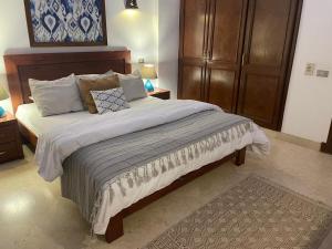 En eller flere senge i et værelse på Sabina 1br apartment Lagoon view with shared pool By BFG Bet Fel Gouna