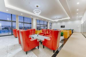 een eetkamer met rode stoelen en een tafel bij Hotel BH in Dobra Voda