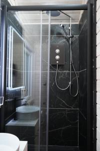 La salle de bains est pourvue d'une douche et d'un lavabo. dans l'établissement West Wicklow Glamping with Hot Tub, à Baltinglass