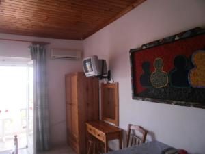 A television and/or entertainment centre at Climati Studios