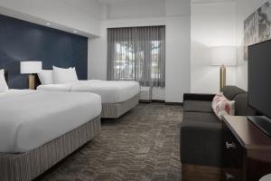 una camera d'albergo con due letti e un divano di SpringHill Suites by Marriott Portland Vancouver a Vancouver