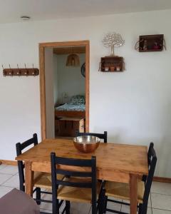 a dining room table with chairs and a mirror at L'écrin de Louise in Barry-dʼIslemade